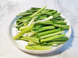 4、蒜苗炒香干,蒜苗切段