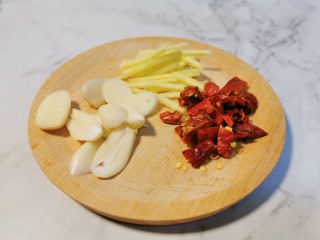 5、蒜苗炒香干,姜切丝蒜切片干辣椒切块