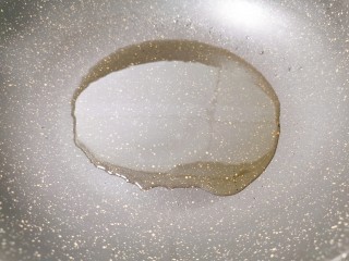 6、蒜苗炒香干,锅内倒入油