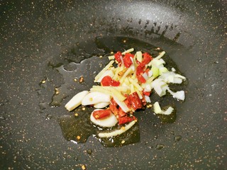 7、蒜苗炒香干,放入姜蒜辣椒爆香