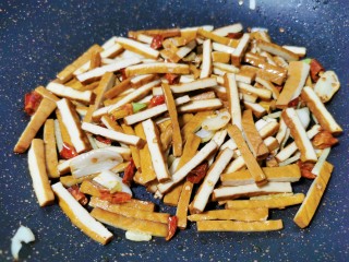 8、蒜苗炒香干,放入香干翻炒