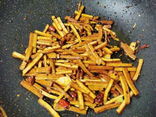 12、蒜苗炒香干,翻炒均匀