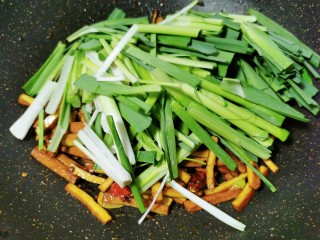 13、蒜苗炒香干,放入蒜苗