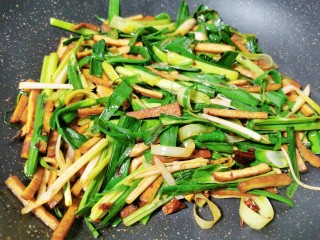 14、蒜苗炒香干,炒至蒜苗断生即可