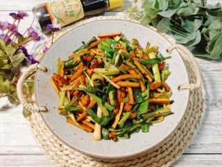 15、蒜苗炒香干,盛出装盘就可以吃了