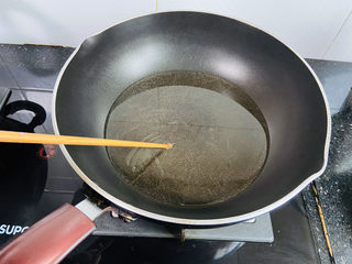 9、拔丝芋头,锅中加入食用油加热至五成热