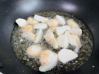 10、拔丝芋头,倒入芋头炸