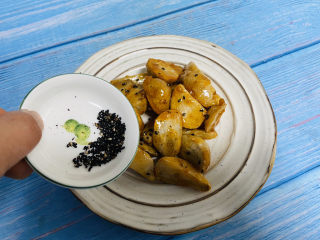 18、拔丝芋头,出锅装盘撒上芝麻