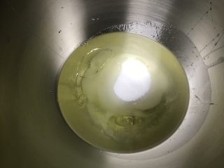 1、椒盐小桃酥,鸡蛋放入盐、油，糖。