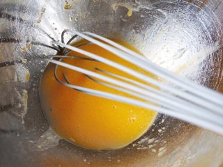 2、椒盐小桃酥,搅拌均匀使蛋黄乳化。