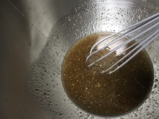 3、椒盐小桃酥,加花椒粉拌匀。