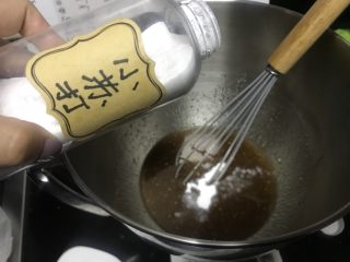 4、椒盐小桃酥,加小苏打拌匀。