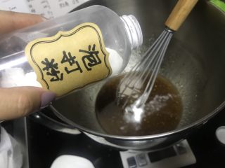 5、椒盐小桃酥,加入泡打粉搅拌均匀。