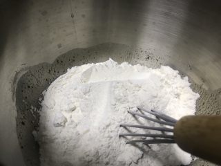 6、椒盐小桃酥,加入面粉。