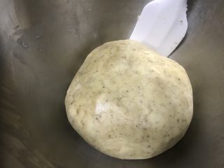 7、椒盐小桃酥,混合成面团。
