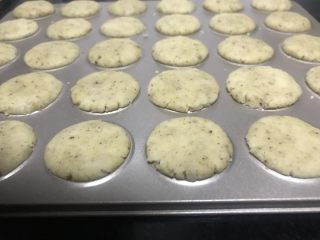 8、椒盐小桃酥,分成小面团，然后按扁放在烤盘里。