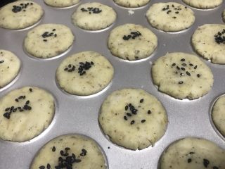 9、椒盐小桃酥,撒点黑芝麻装饰。