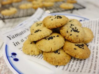 11、椒盐小桃酥,取出烤好的桃酥，在晾架上晾凉。