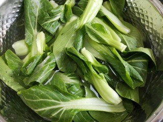 1、油菜豆腐,油菜洗干净控一下水分。