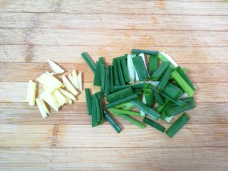 2、油菜豆腐,生姜切成丝，小葱切成段。