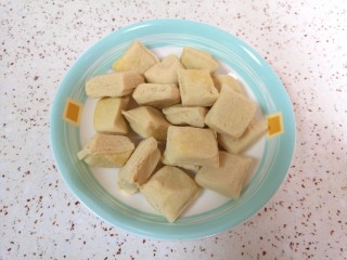 3、油菜豆腐,小豆腐自然解冻。
