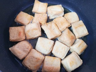 5、油菜豆腐,中小火炸至两面金黄，盛出备用。