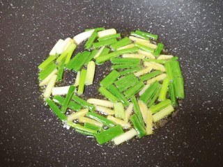 6、油菜豆腐,炒锅内倒适量的食用油烧热，下入葱段炒香。