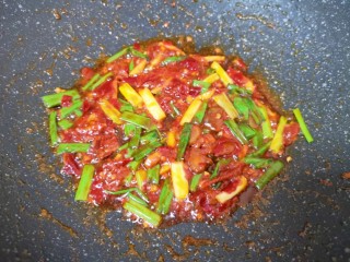 7、油菜豆腐,加入一勺豆瓣酱炒出香味。