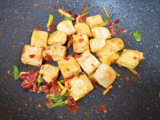 8、油菜豆腐,下入炸好的小豆腐翻炒均匀。