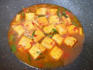 9、油菜豆腐,加入开水烧开，小火煮至豆腐变软，让豆腐充分的吸收酱汁。