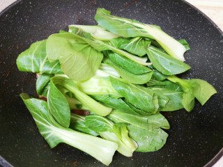 10、油菜豆腐,下入油菜翻炒均匀。