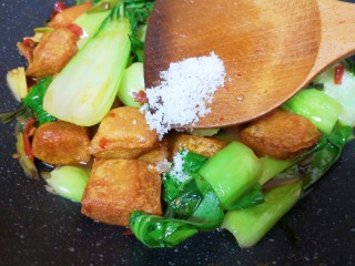 11、油菜豆腐,放糖中和一下豆瓣酱的咸味。