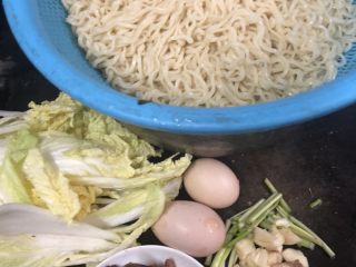 1、四川辣肠炒面,准备好材料