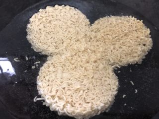 2、四川辣肠炒面,面冷水下锅煮