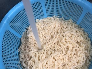 3、四川辣肠炒面,煮好冷水过一下、这样子面会更爽口