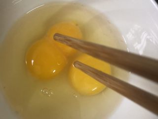 4、四川辣肠炒面,鸡蛋搅拌均匀