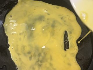 5、四川辣肠炒面,把鸡蛋煎熟