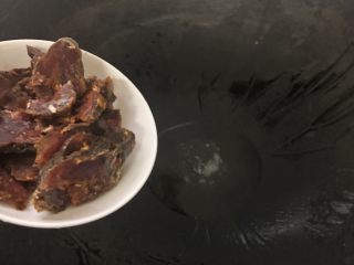 7、四川辣肠炒面,油热放入四川辣肠