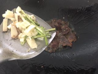 8、四川辣肠炒面,葱姜蒜下锅翻炒几下