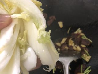 9、四川辣肠炒面,下菜翻炒几下