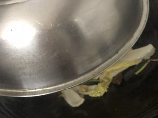 10、四川辣肠炒面,盖大概半分钟左右可以啦