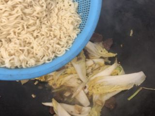 11、四川辣肠炒面,放入面条翻炒