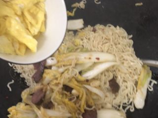 12、四川辣肠炒面,放入鸡蛋翻炒