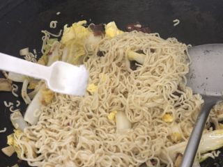 13、四川辣肠炒面,小半匙盐翻炒