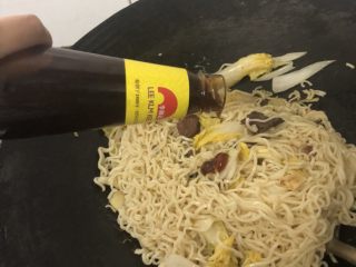 14、四川辣肠炒面,适量蚝油翻炒