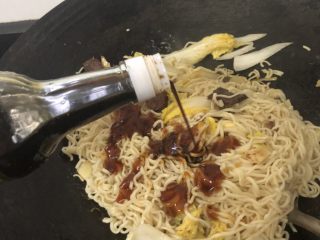 15、四川辣肠炒面,酱油适量