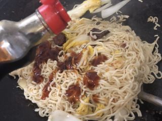 16、四川辣肠炒面,老抽适量