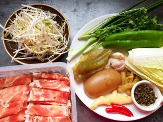 1、酸辣汤羊肉卷,准备材料如图。