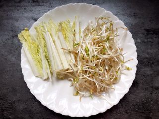 3、酸辣汤羊肉卷,将白菜、豆芽洗净,白菜切长条。