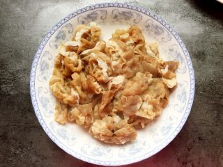 6、酸辣汤羊肉卷,捞出沥干水份备用。